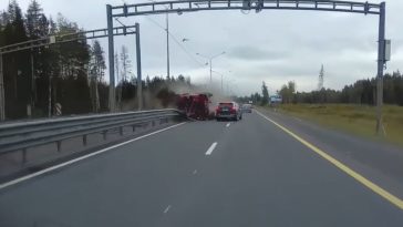 Kiepwagen breekt door middenberm in Rusland