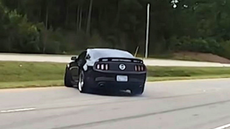 Ford Mustang op zijn dak na meeting