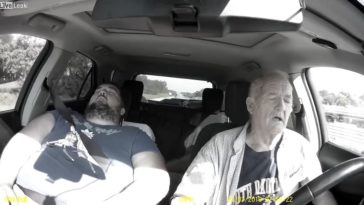 Ouwe man valt in slaap achter stuur