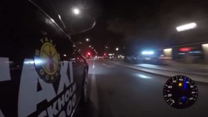 Deze taxichauffeur lapt alle verkeersregels aan z’n laars