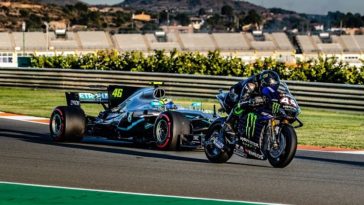 Hamilton en Rossi wisselen van Formula 1-auto en MotoGP-fiets