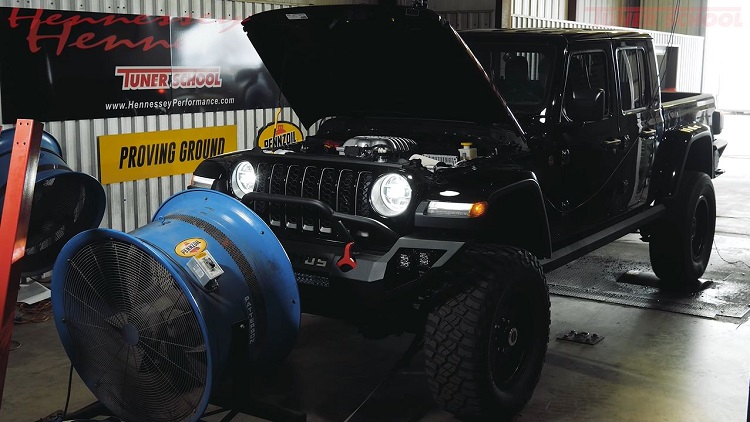 Hennessey Jeep Maximus jankt op de rollenbank