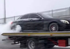 Mercedes-AMG C63 S doet burnout achterop oprijwagen