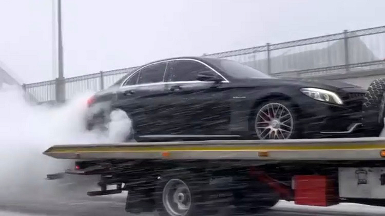 Mercedes-AMG C63 S doet burnout achterop oprijwagen