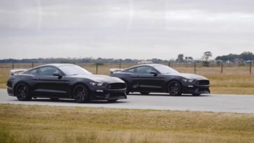 Mustang Shelby GT350R racet tegen een supercharged variant van Hennessey