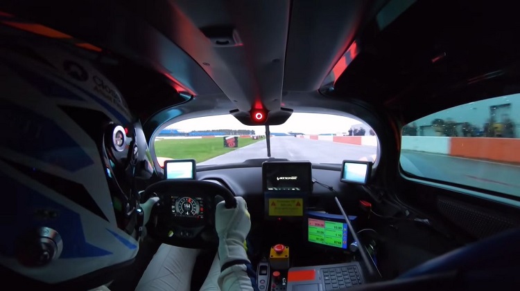 Onboard bij de 1.160 pk Aston Martin Valkyrie