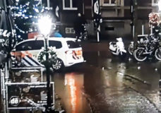 Politie Venlo ramt lantaarnpaal uit de grond