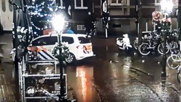 Politie Venlo ramt lantaarnpaal uit de grond