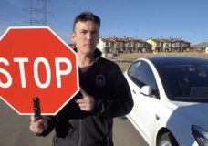 Stopt-de-Tesla-voor-een-STOP-bord