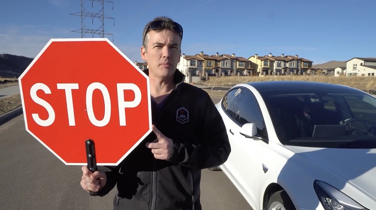 Stopt-de-Tesla-voor-een-STOP-bord