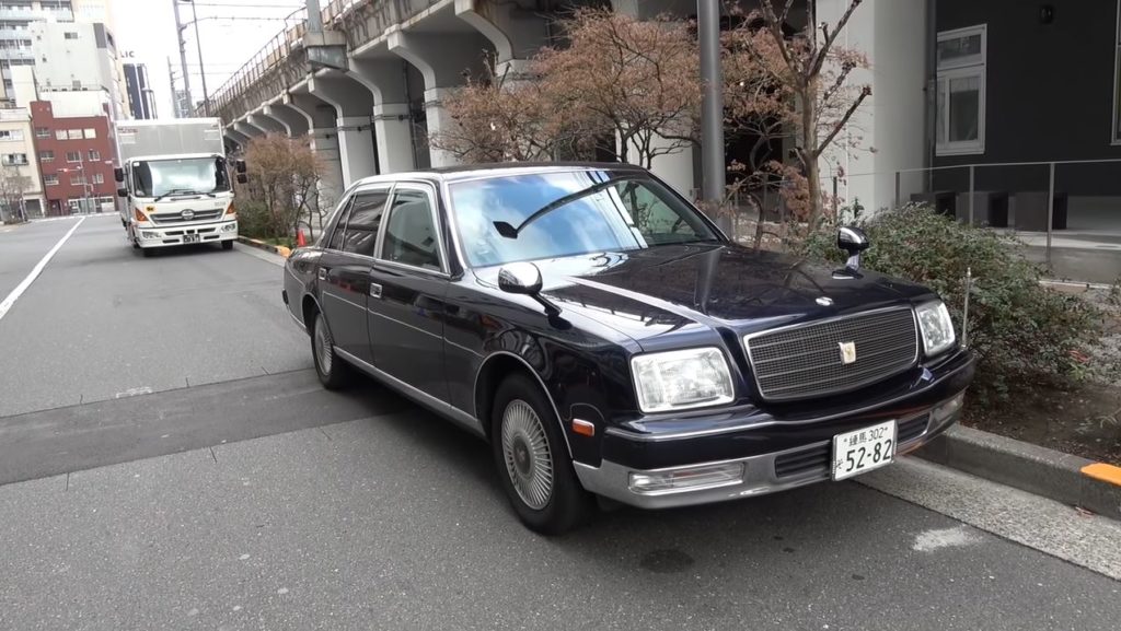 Toyota Century met Brilliant Exhaust