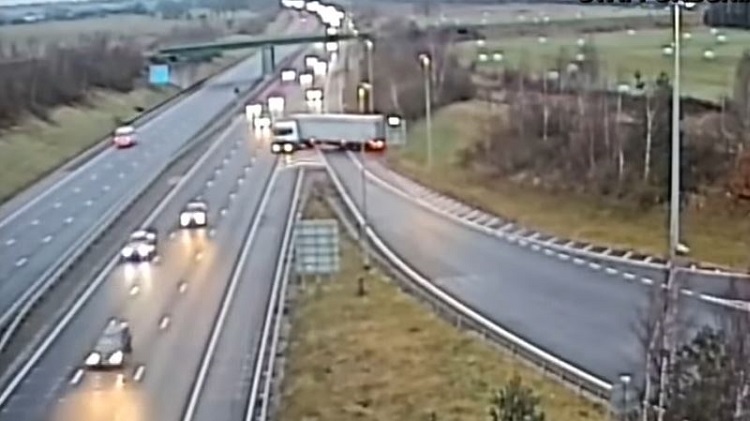 Vrachtwagen keer gewoon even op snelweg