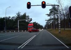 Vrachtwagenchauffeur knalt door rood licht