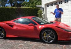 Doug DeMuro neemt een Ferrari F8 Tributo onder de loep
