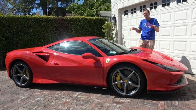 Doug DeMuro neemt een Ferrari F8 Tributo onder de loep