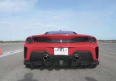 Ferrari 488 Pista naar 342 kmh op landingsbaan
