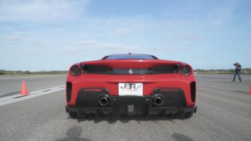 Ferrari 488 Pista naar 342 kmh op landingsbaan
