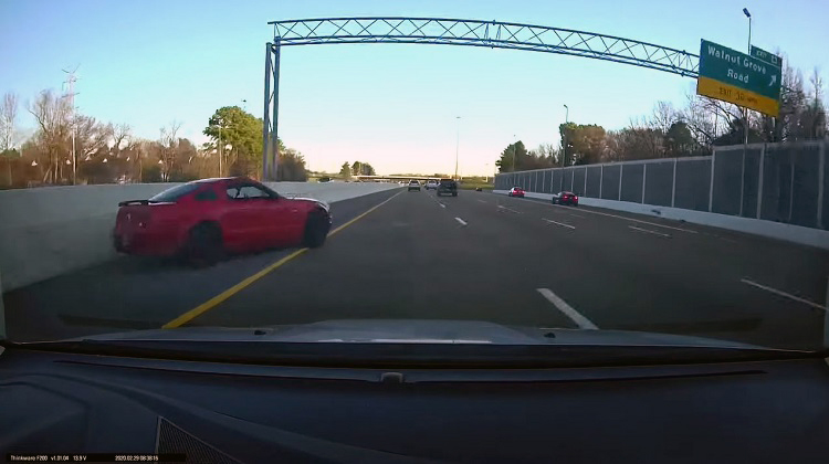 Ford Mustang veroorzaakt crash na betrokkenheid bij andere crash