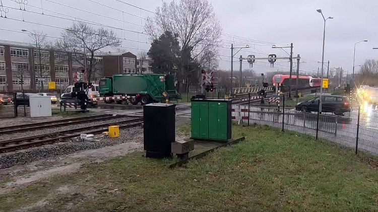 Vuilniswagen schampt trein op spoorwegovergang