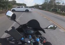 Motorrijder heeft close call met Pickup