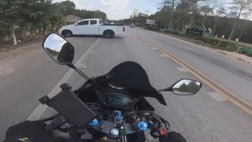 Motorrijder heeft close call met Pickup