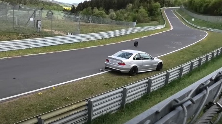 BMW verliest wat onderdelen op de Nordschleife