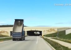 Chauffeur rijdt met laadbak omhoog richting tunnel