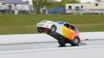 Deze Chrysler PT Cruiser heeft het record voor langste wheelie