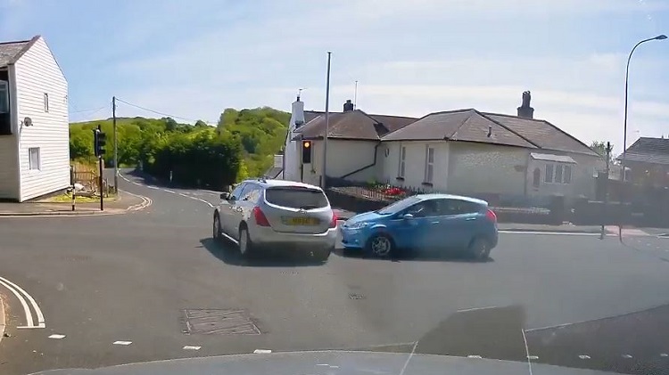 Ford Fiesta heeft een close call met