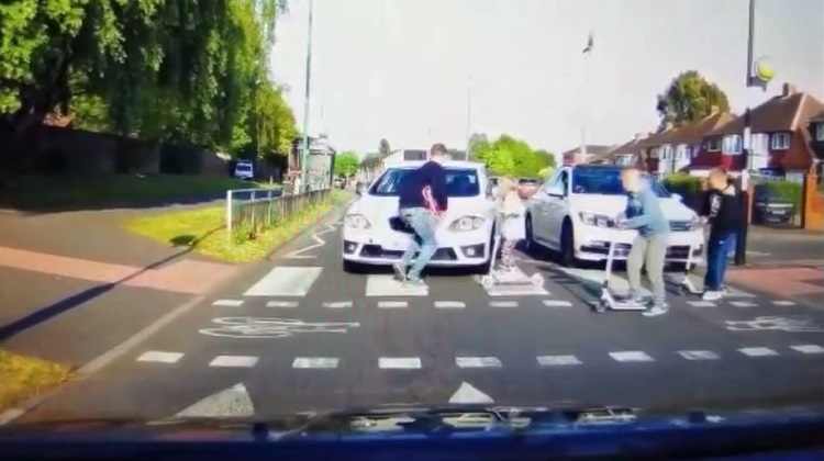 Ongeduldige seat bij zebrapad