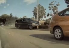 Ford SUV ramt opzettelijk sedan van de weg