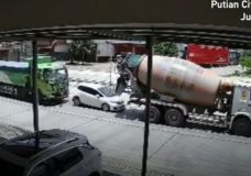 Honda wordt geplet tussen cement truck en vrachtwagen