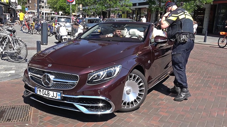 Memphis Depay door de politie gestopt in zijn Mercedes-Maybach S650