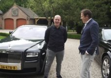 Van Stokkum test Rolls-Royces met Michael van Gerwen
