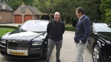 Van Stokkum test Rolls-Royces met Michael van Gerwen