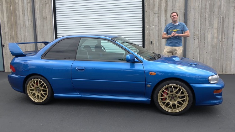 Doug DeMuro neemt een Subaru Impreza 22B onder de loep