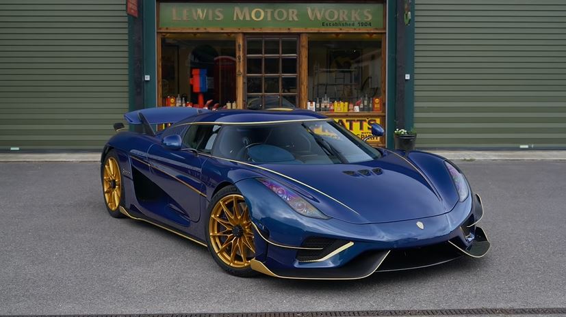 Koenigsegg Regera uitgevoerd in blauw carbon met gouden details