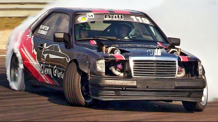 Mercedes-Benz 300 CE omgetoverd tot driftmonster