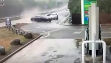 Mercedes-Benz crasht tegen BP tankstation in heftige regen
