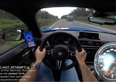 BMW M2 CS naar topsnelheid op de Autobahn