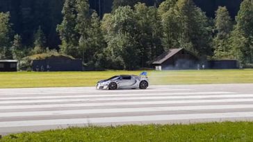 Bugatti Veyron Grand Sport Vitesse ramt een paar hooibalen