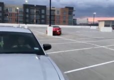 Ford Mustang crasht op een lege parkeerplaats