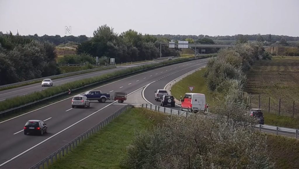 Nissan Navara gaat tegen het verkeer in op de snelweg