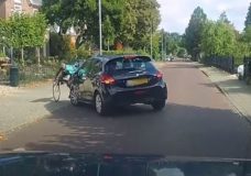 Peugeot-bestuurster ziet wielrenner over het hoofd