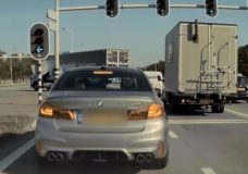 Bestuurder van BMW M5 is het niet eens met rijgedrag van Tesla