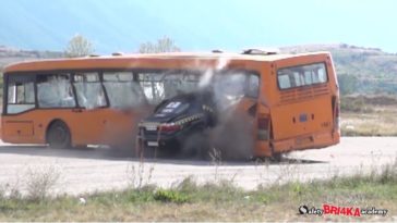 Zie hoe een Opel Omega met 208 kmh op een bus klapt