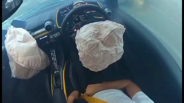 Zo werken de airbags van een Ferrari 812 Superfast