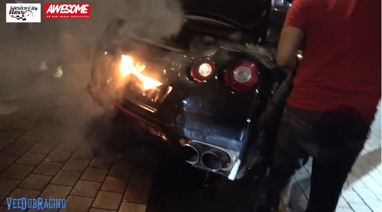 Nissan GT-R zet zichzelf in brand na iets te veel revven