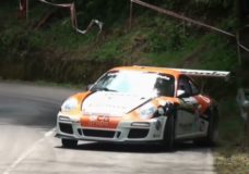Porsche 911 GT3 gaat overal dwars op hillclimb