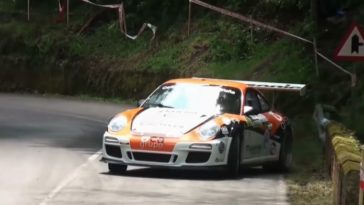 Porsche 911 GT3 gaat overal dwars op hillclimb